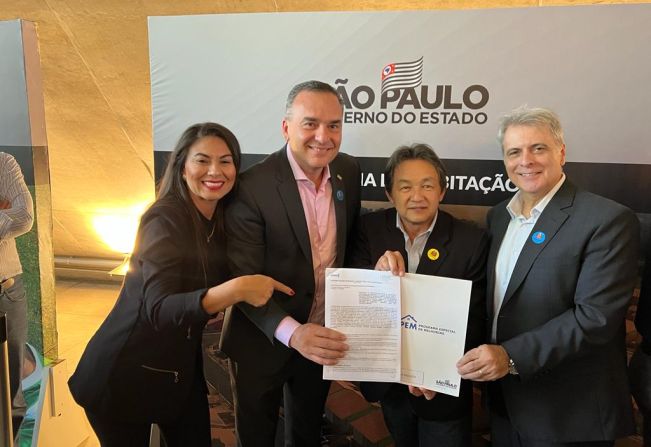 Prefeito assina convênio para construção de 80 casas populares