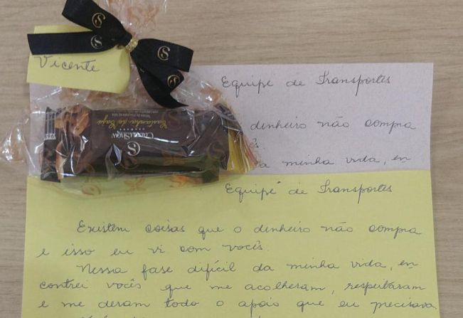 Munícipe homenageia motoristas da saúde.