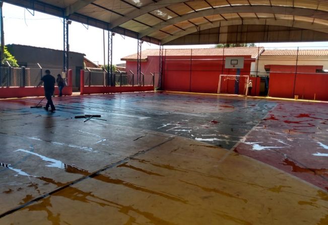 Prefeitura realiza limpeza geral na quadra da Roseta 