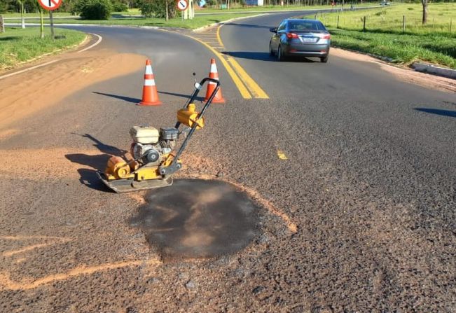 Departamento de Obras e Serviços Urbanos continua realizando  reparos em ruas do município