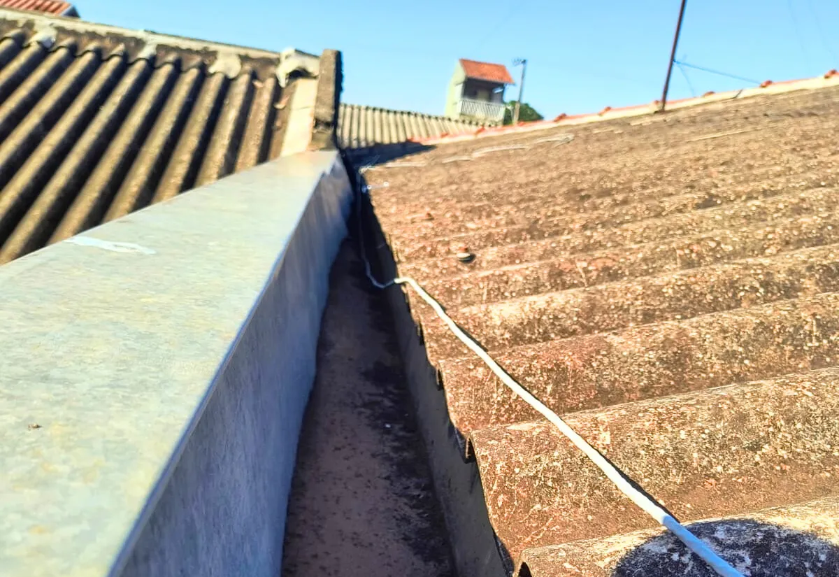 Manutenção em calhas protege patrimônio público e previne dengue