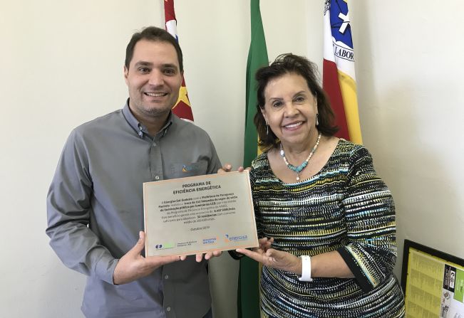 Prefeita recebe placa do projeto de Eficiência Energética da Energisa