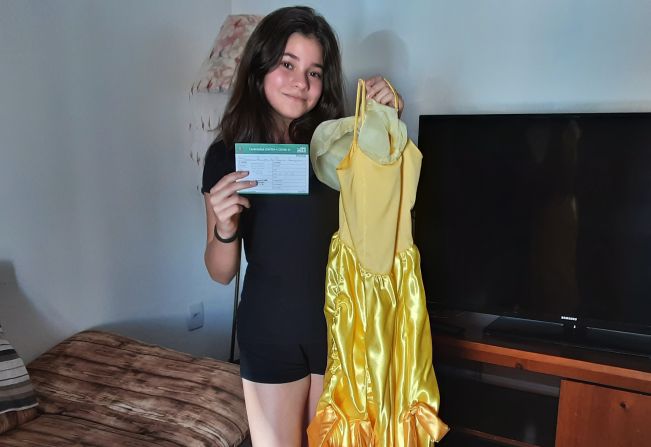 Jovem se fantasia de princesa para comemorar vacinação 