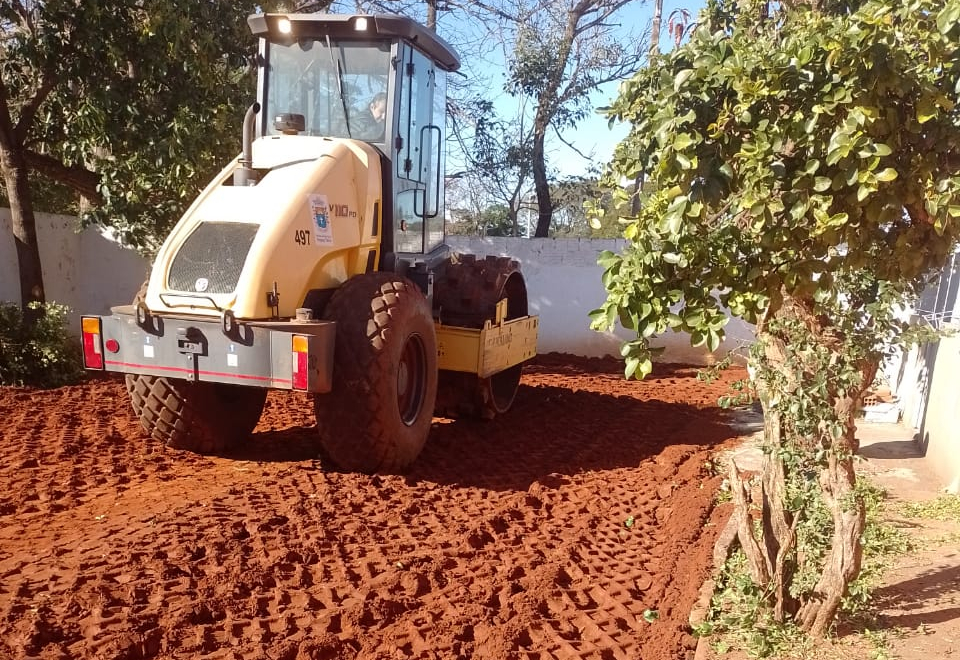 Rua Caramuru recebe preparo do solo para pavimentação próximo ao Cemitério da Paz