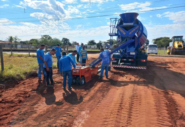 Departamento de Obras realiza serviços de terraplanagem e construção de guias e sarjetas na Rua Três Barras