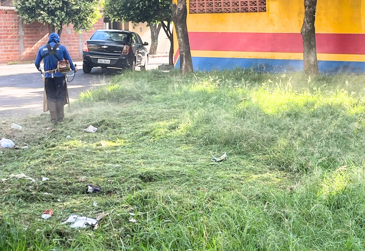 Equipe da Prefeitura dá continuidade na limpeza geral em espaço público na Vila Gammon