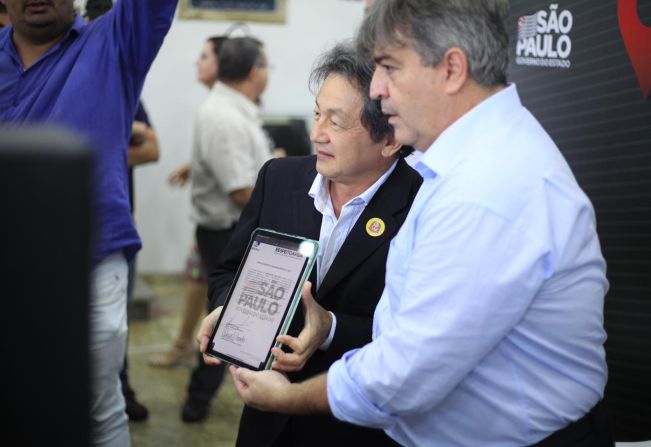 Prefeito Antian assina convênios e conquista veículos no evento “Governo na Área”