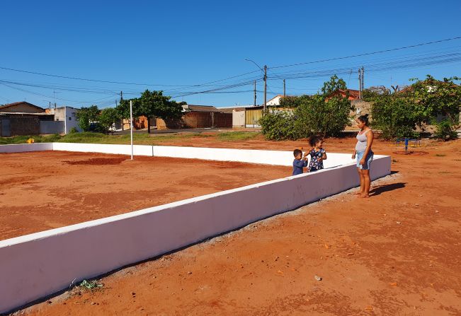 Praça pública do Conjunto Habitacional Mário Covas está ganhando quadra de areia