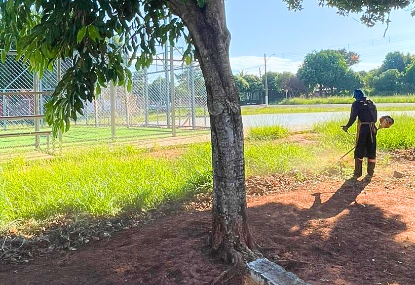 Espaço público da Vila Nova ganha roçagem de vegetação neste início de semana