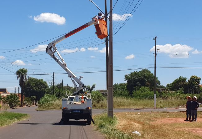 Importante trecho com posto de saúde e escola ganha iluminação pública no Jardim das Oliveiras
