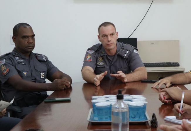 Capitão da PM se reúne com pais na Prefeitura Municipal e promete reforço no policiamento nas escolas
