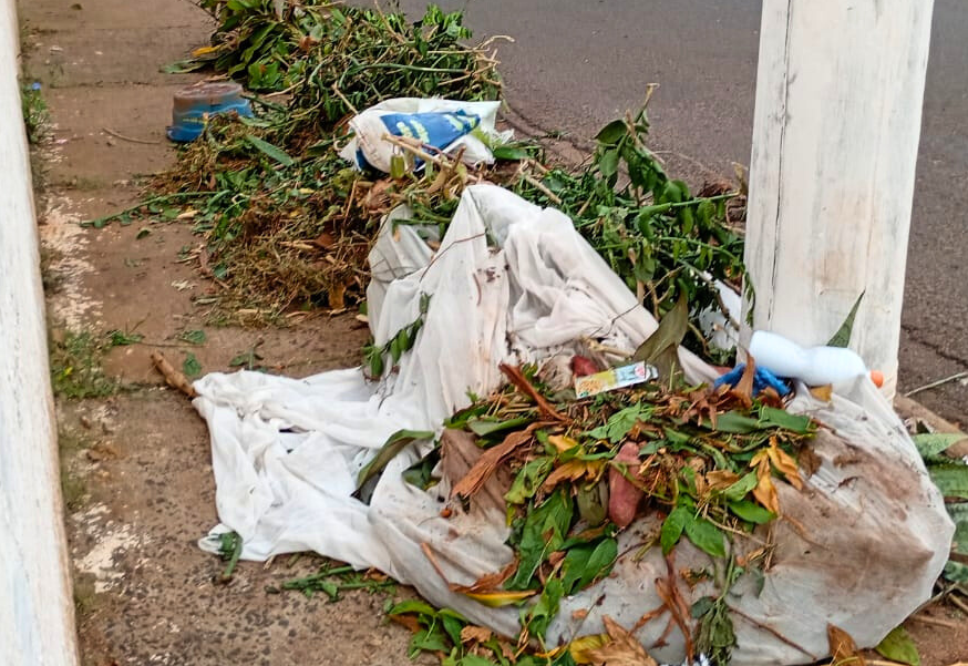 Moradora da Vila Gammon é suspeita de descarte irregular no portão do Estádio Municipal