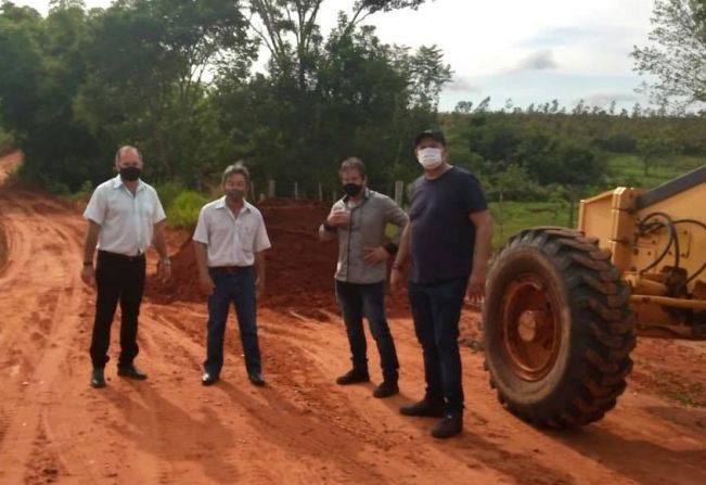 Prefeitura de Paraguaçu Paulista realiza manutenção em estradas rurais.