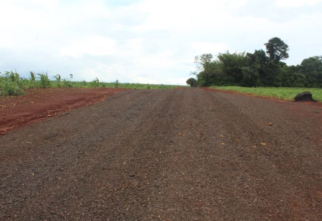 Prefeitura Municipal realiza empedramento em Estrada Rural localizada no Alto São Matheus.