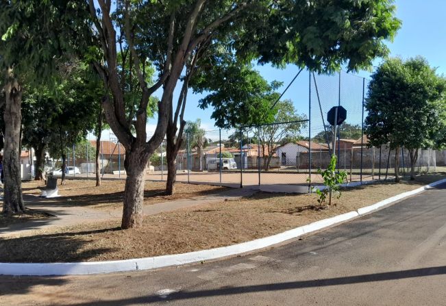 Departamento de Obras intensifica serviços de conservação e limpeza de parques, praças e logradouros públicos