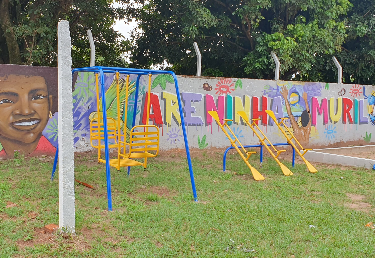 Através da Prefeitura, arte do grafite embeleza muro em área de lazer no Jardim Murilo Macedo