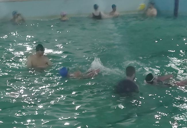 Natação orientada para servidores é sucesso na Piscina Municipal