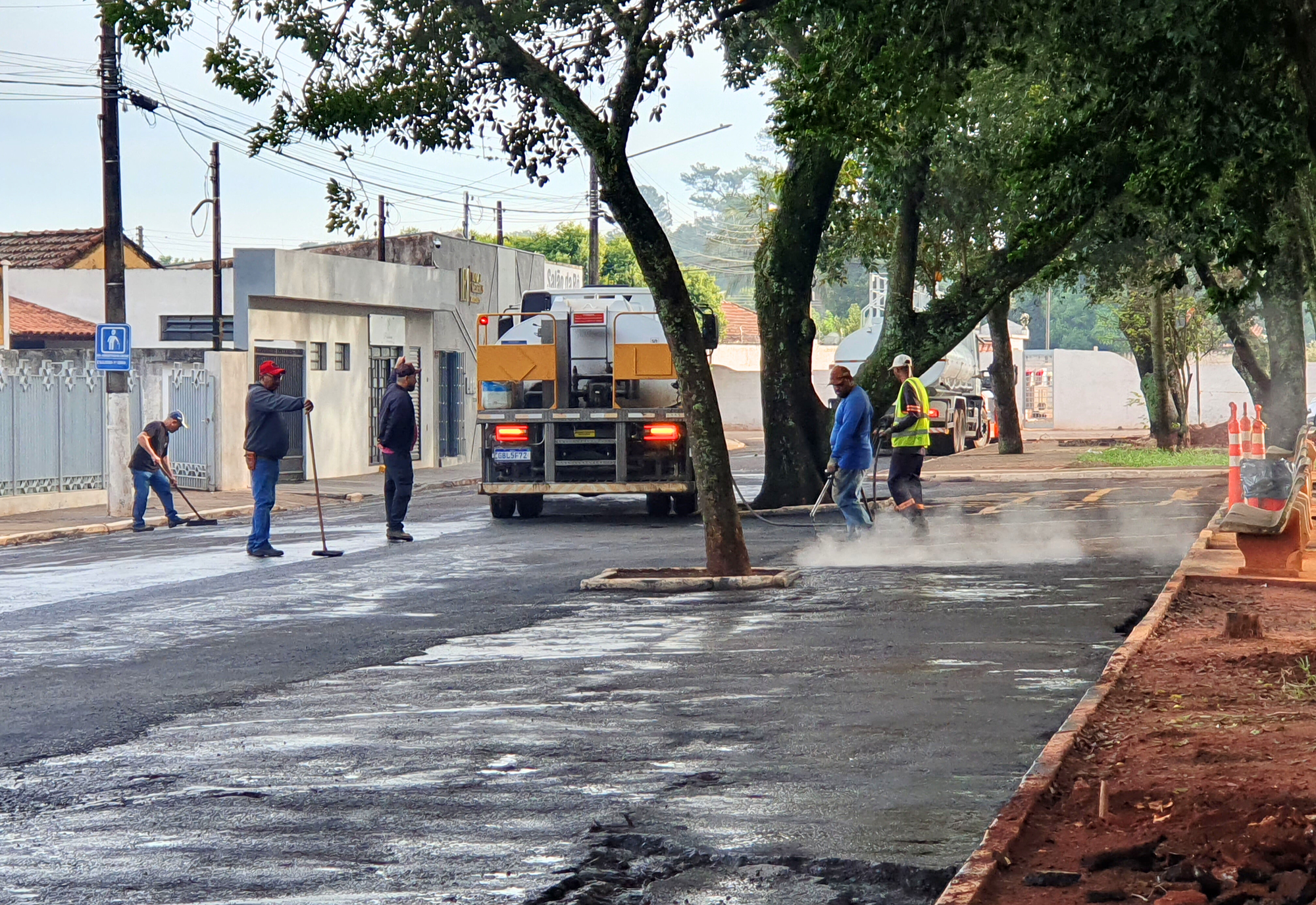 Secretaria Municipal de Obras segue com recape asfáltico na Rua Guerino Matheus e no estacionamento '45graus'