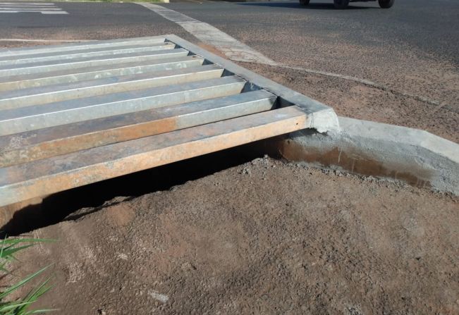 Departamento de Urbanismo e Habitação realiza limpeza de bueiros