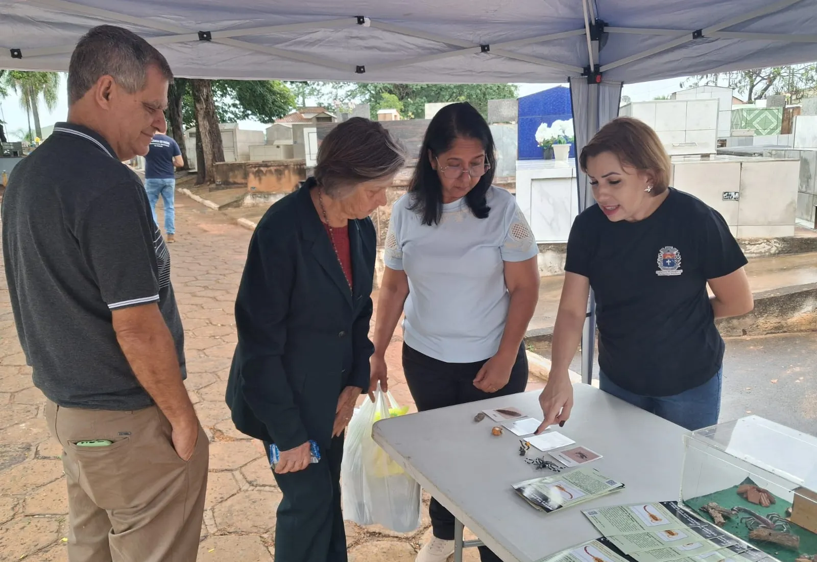 Agentes de endemias orientam visitantes no Cemitério, em ação contra a dengue