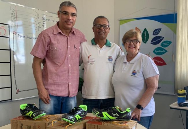 Futebol e atletismo recebem material do Departamento de Esportes