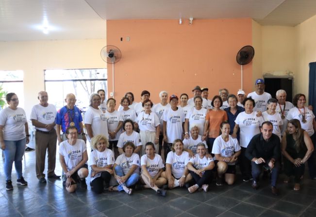 Prefeito Antian cumprimenta e agradece atletas do CCI que participaram dos Jogos da Melhor Idade, em Ourinhos