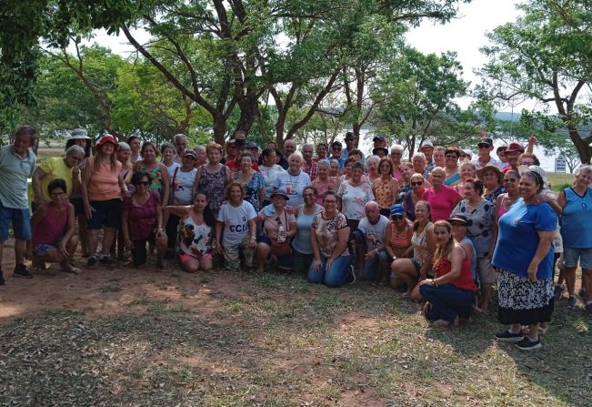 Idosos do CCI tem dia de piquenique e bailão no Balneário Municipal