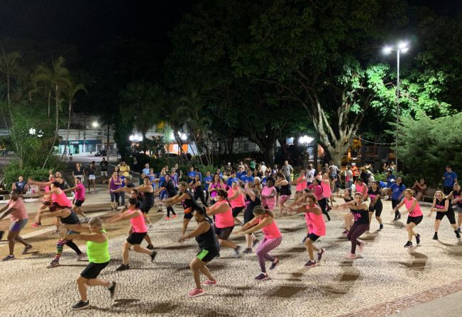 Caravana Esportiva e Zumba atraem dezenas de pessoas para a Praça da Matriz