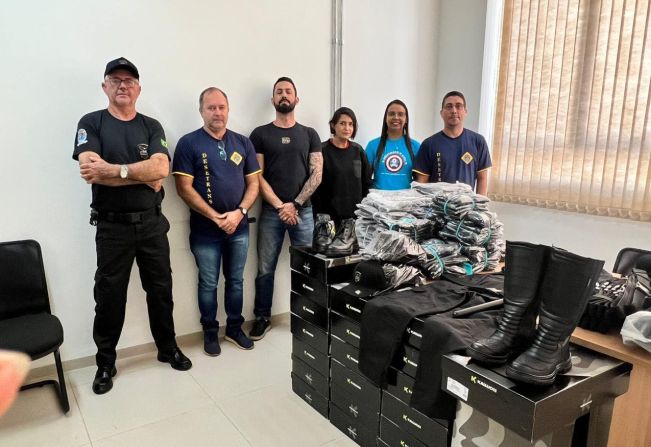 Prefeitura entrega novos uniformes aos vigias municipais