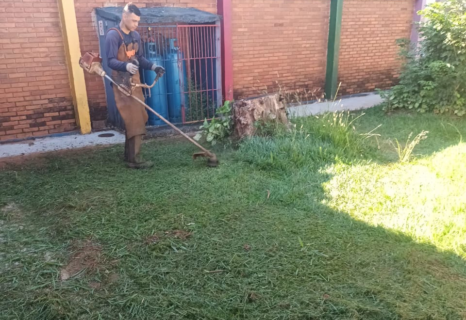 Manutenção avança com serviços de roçagem em unidades escolares na Barra Funda