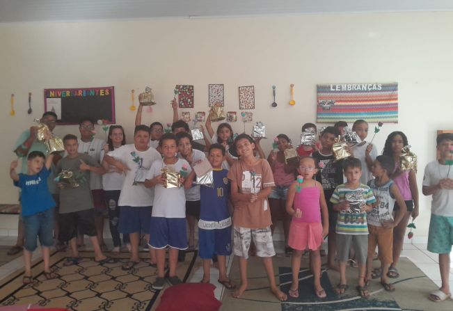 Clubes da Juventude: crianças homenageiam as mamães com mimos e carinho