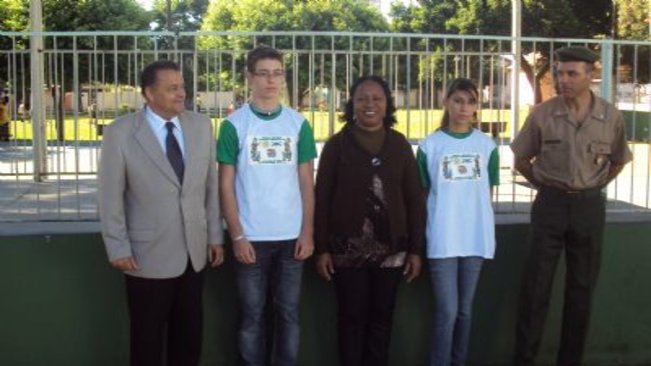 Prefeito Ediney entrega prêmio aos alunos do “Peninha” que venceram concurso literário no TG
