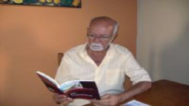 Romulo Nétto, um artesão das palavras, faz doação de suas obras para a biblioteca de Paraguaçu