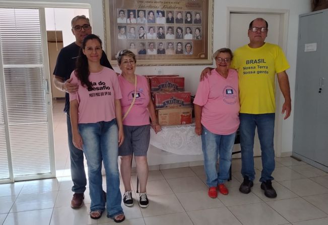 Departamento de Esporte e Lazer entrega caixas de leite para Associação do Câncer