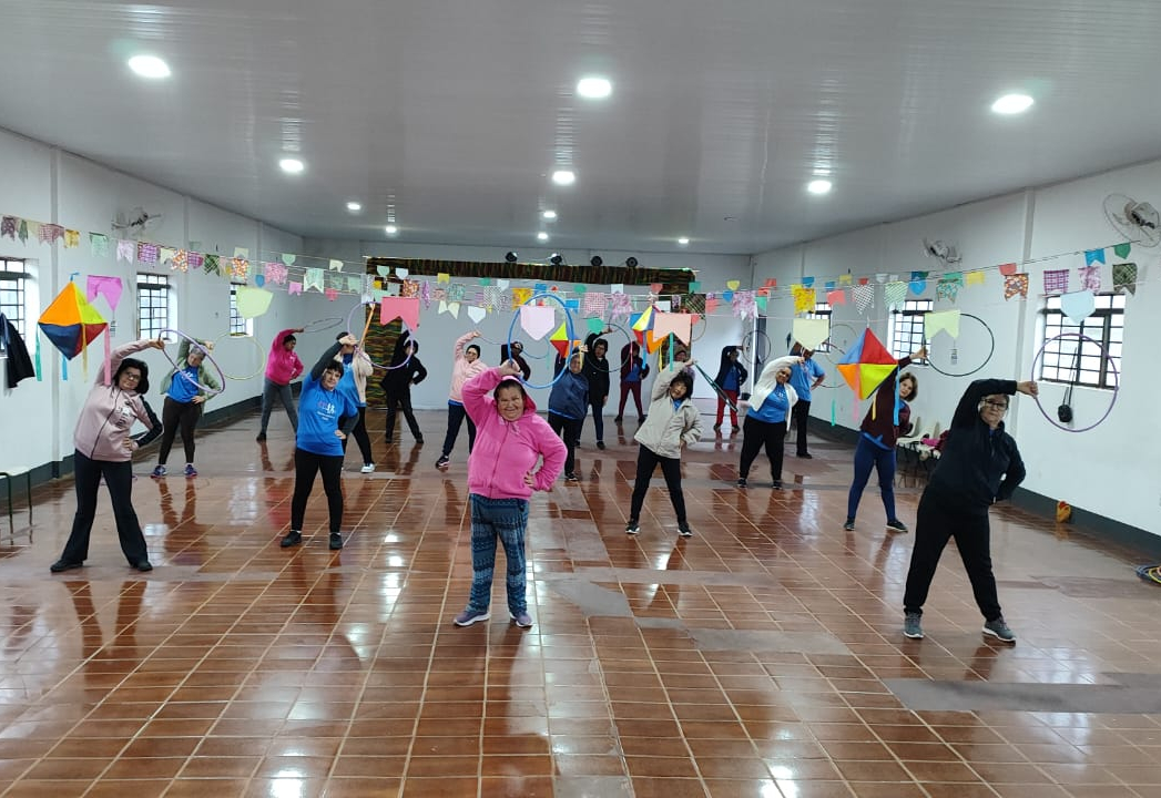 Mesmo no frio, turma da melhor idade mantém rotina de exercícios promovendo a qualidade de vida