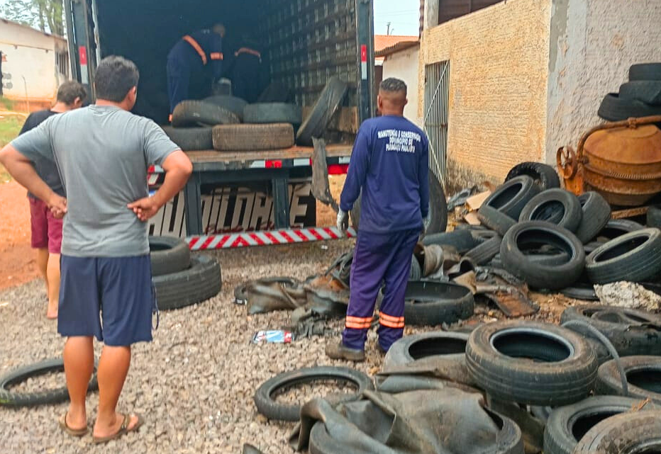Caminhão é carregado de pneus inservíveis para destinação correta do material