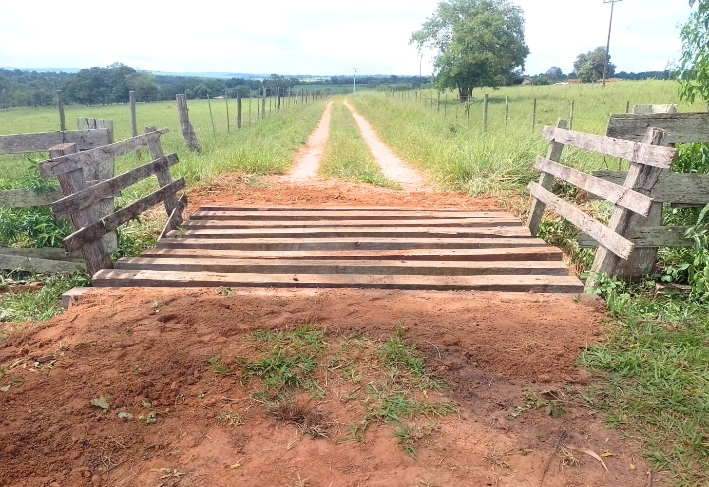 Prefeitura de Paraguaçu realiza manutenção em mata-burro na Estrada do Canguru