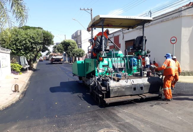 Prefeitura Municipal  segue com os trabalhos de recapeamento em várias ruas da cidade