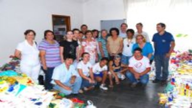 Festa das Nações arrecada 7 mil quilos de alimentos para entidades com show do Irmão Lázaro