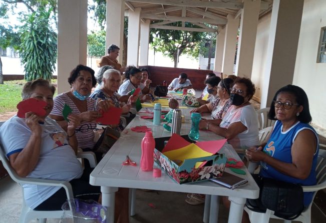 Assistência Social desenvolve  o artesanato como terapia.