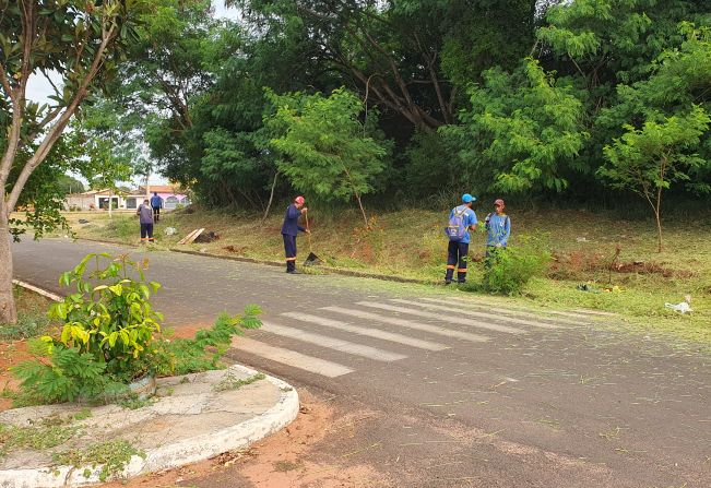Prefeitura segue com limpeza e poda em áreas públicas no Jardim das Oliveiras