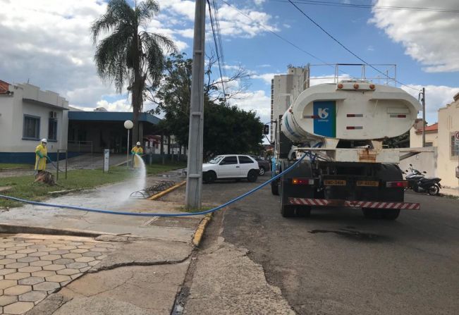 Em parceria, Prefeitura e Sabesp fazem desinfecção das calçadas do Hospital, Pronto Socorro e do CEM