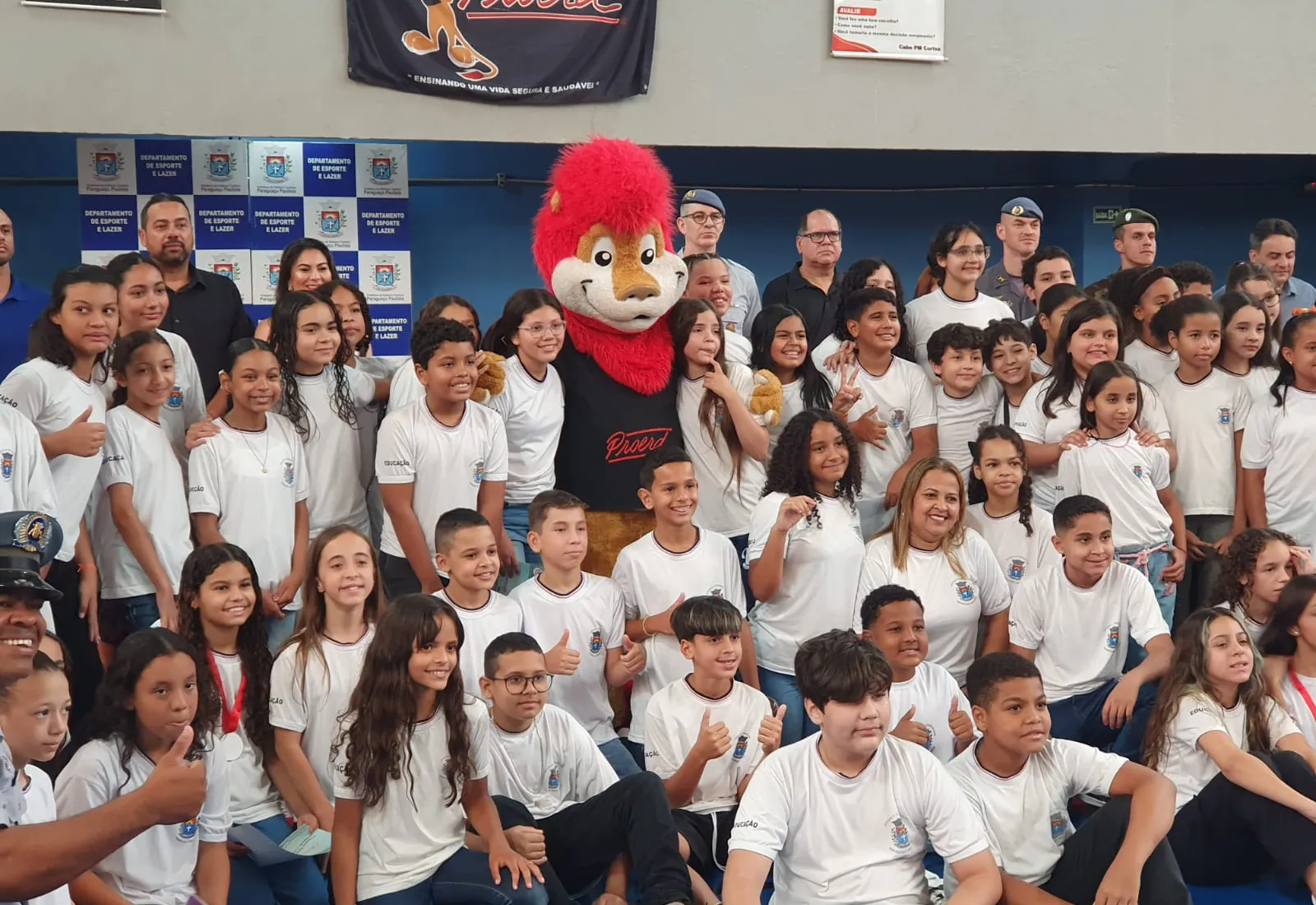 Ginásio Padilha vira palco de emoção e alegria na formatura do Proerd com centenas de crianças e familiares