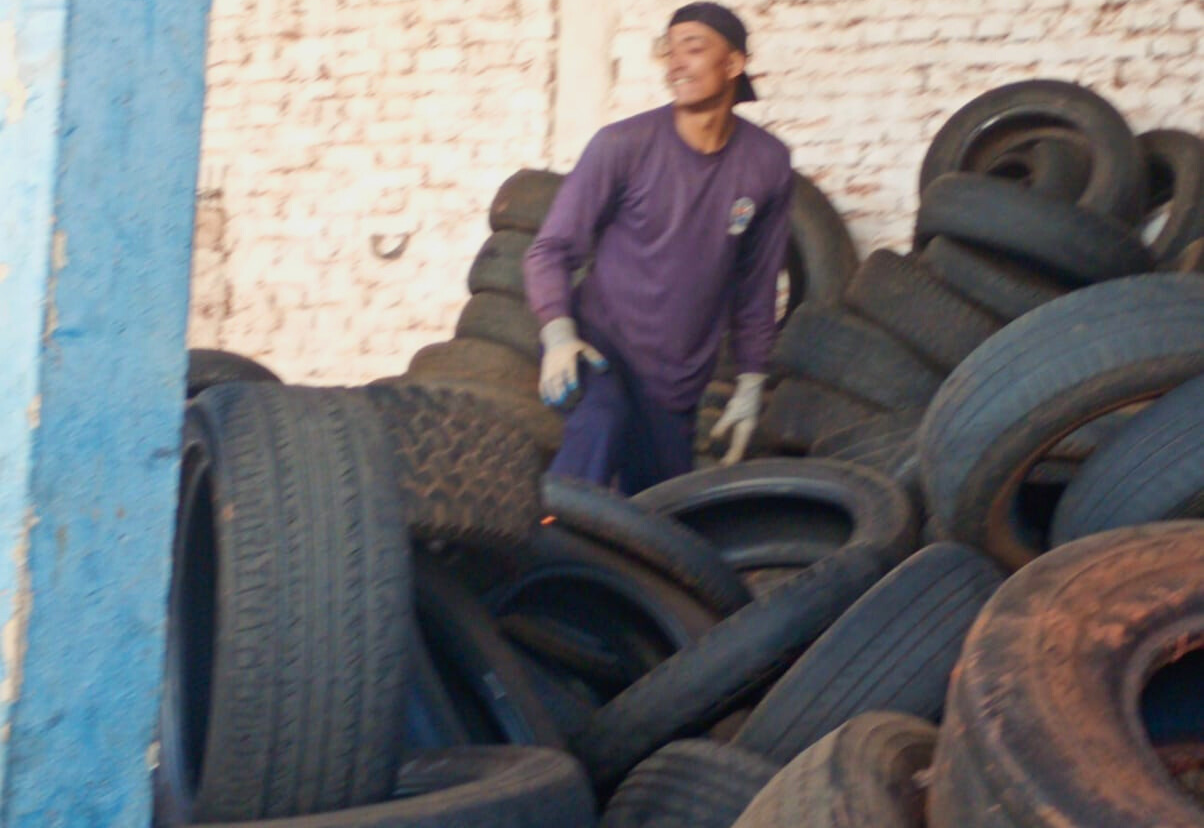 Combate à dengue começa pelo descarte correto: Prefeitura mantém coleta de pneus em ponto oficial