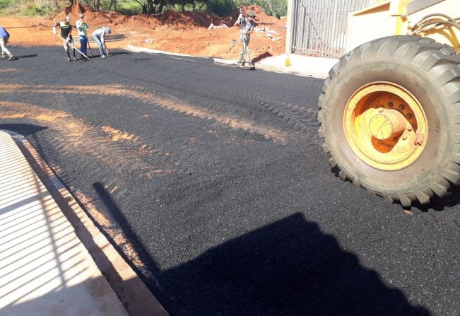 Depois da erosão, asfalto é concluído na Rua Lauro Ferreira Braga