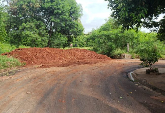 Chuva provoca erosão na Rua Almeida Júnior e Prefeitura já recupera o estrago