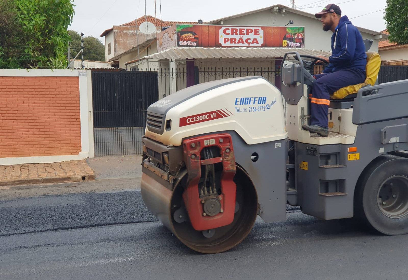 Principal via que margeia o Jardim Panambi está recebendo recape asfáltico