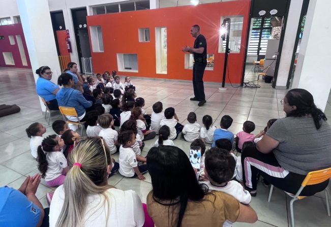 Estudantes da EMEI Girassol recebem orientações do Maio Amarelo