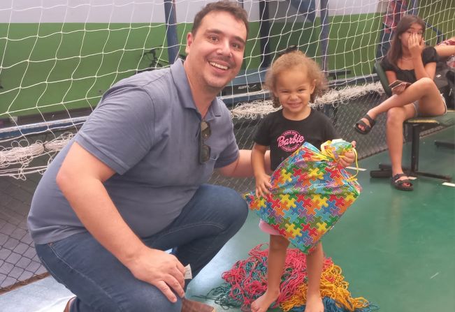 Departamento de Saúde entrega brindes a crianças que participaram da Campanha Natal Sem Dengue