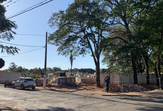Prefeitura realiza reforma no muro do Cemitério da Paz e local terá mais um portão